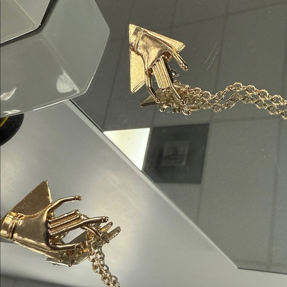 Gold Arrow Chain Brooch - Picture 4 of 4